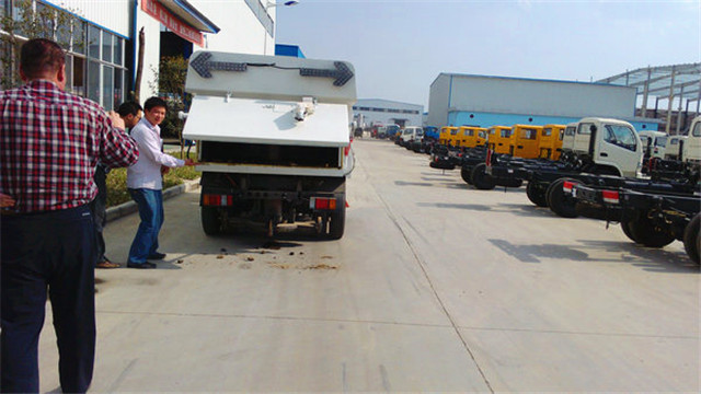 內(nèi)蒙客商正在參觀五十鈴<a href=http://hydlab.cn/saoluche/ target=_blank class=infotextkey>掃路車</a>