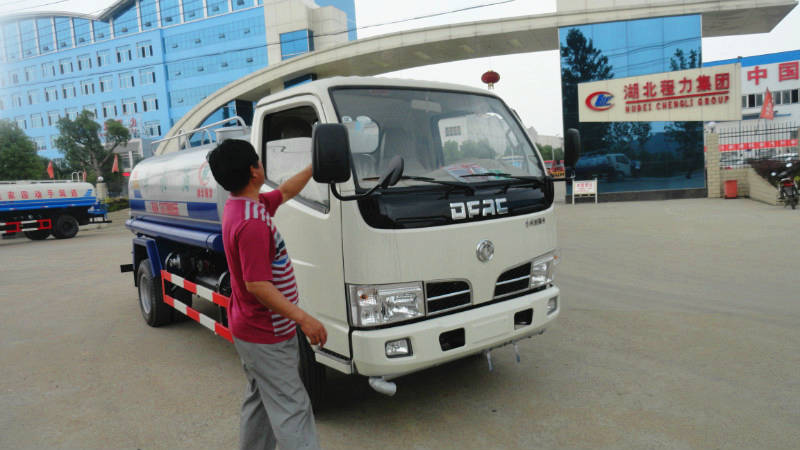 正在給5噸<a href=http://hydlab.cn/ssc target=_blank class=infotextkey>灑水車</a>做出廠前準備