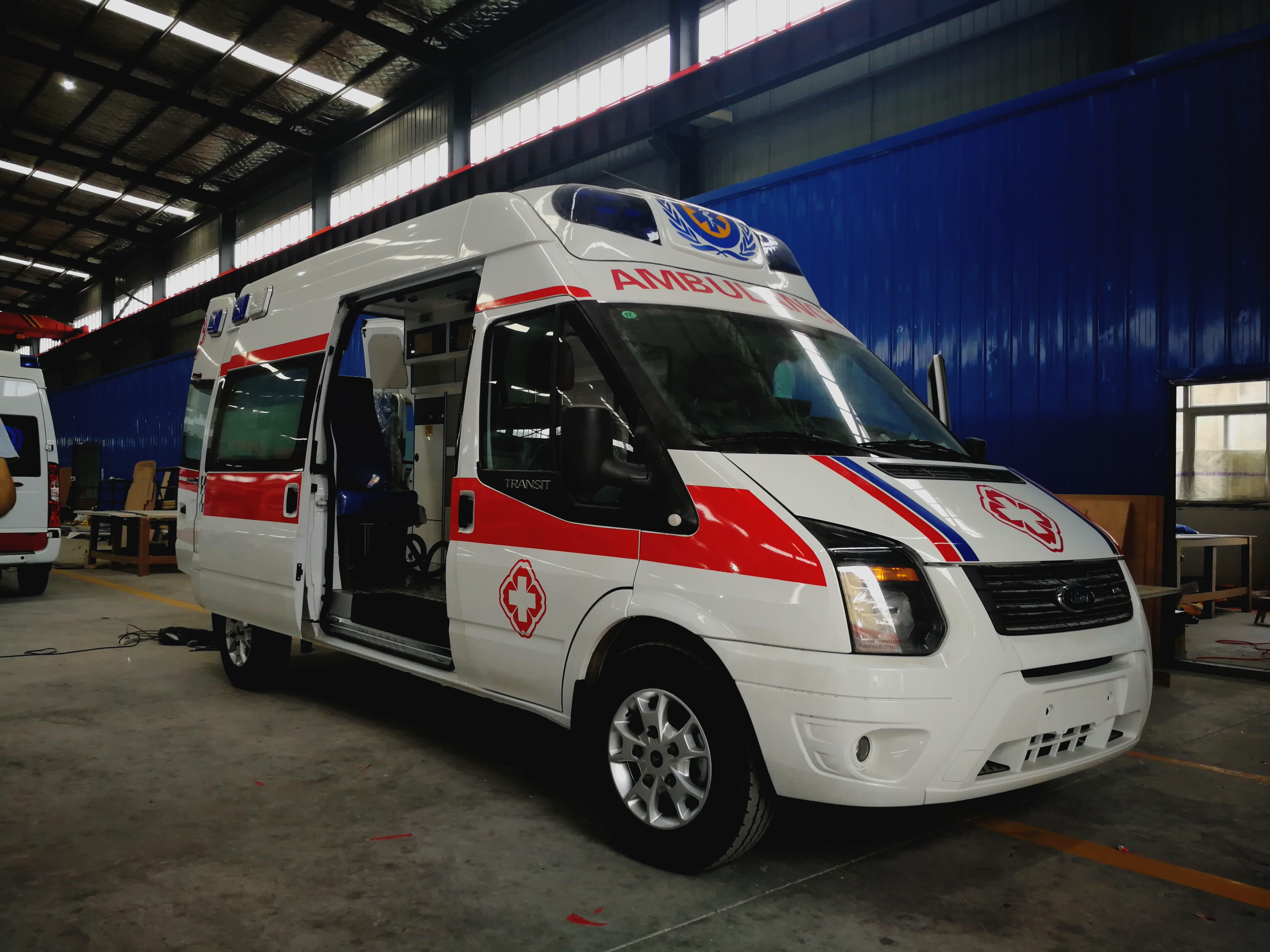 福特新世代V348救護(hù)車(長(zhǎng)軸原廠高頂)圖片2