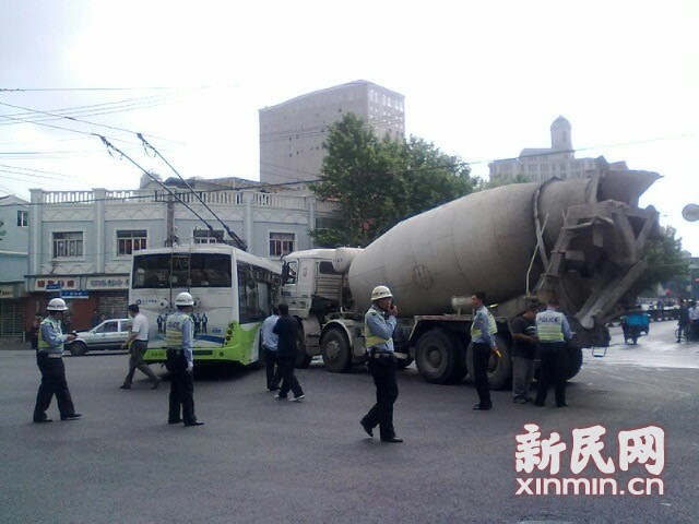 一輛19路電車在新閘路成都北路路口被一輛水泥<a href=http://hydlab.cn/jbc/ target=_blank class=infotextkey>攪拌車</a>攔腰撞擊，車毀嚴(yán)重。通訊員 殷佳維 攝