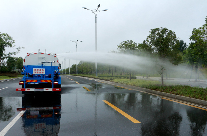 國(guó)六15方東風(fēng)霧炮灑水車頂噴功能演示